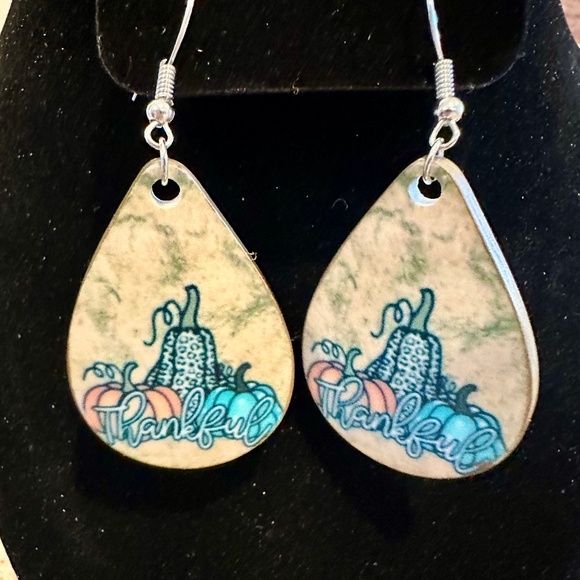 THANKFUL Earrings - NWT - Beautiful pumpkin design -very lightweight🦃 - Picture 3 of 4